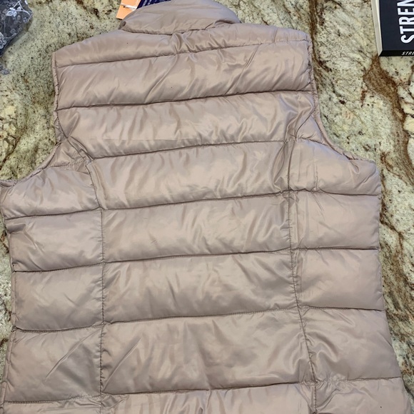 Neslay design.  light mauve winter pucker vest w/gold zip new with tags. Small - Picture 3 of 3